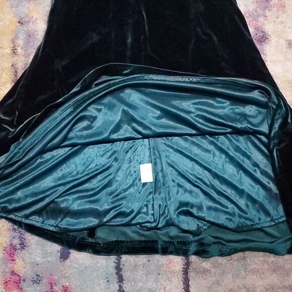Revelry Dawson Crushed Velvet Ruched Gown in Emerald Green Size 12 - Picture 14 of 16